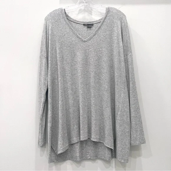 VINCE Luxe soft stretchy V neck - Picture 2 of 6